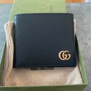 Men’s Gucci bifold wallet